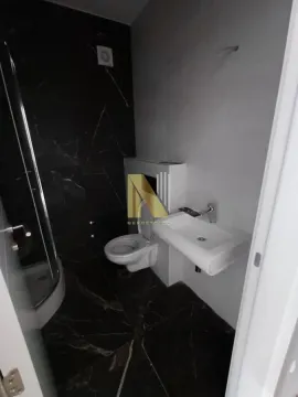 Moderno kupatilo sa tuš kabinom, umivaonikom i WC šoljom. - image 11