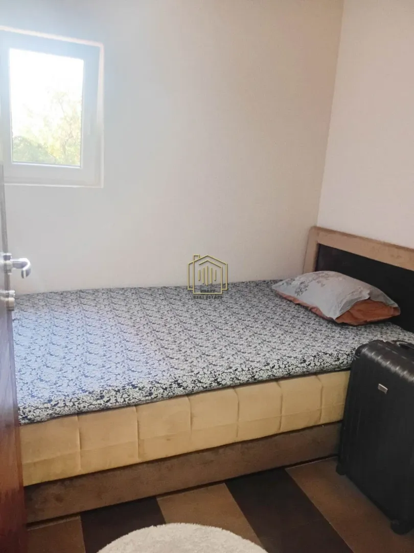Smaller bedroom with a bed and a window.