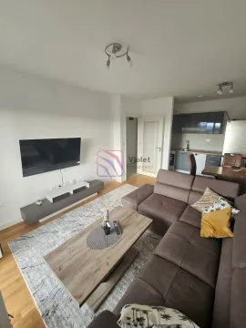 Dnevni boravak sa garniturom, TV-om i pogledom na kuhinju. - image 2