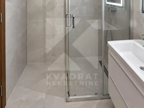 Moderne kupatilo sa tuš kabinom i umivaonikom sa ormarićem. - image 10