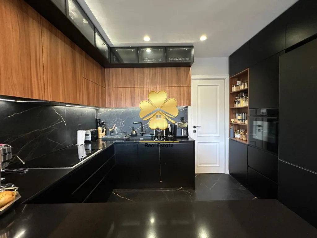 Prodaja, trosoban stan, 195m², Pobrežje, Podgorica
