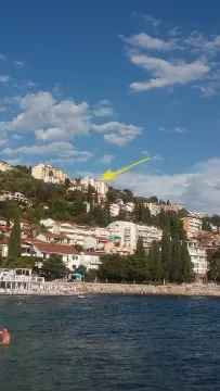Pogled na višespratnice na obali mora sa ucrtanom žutom strelicom. - image 2