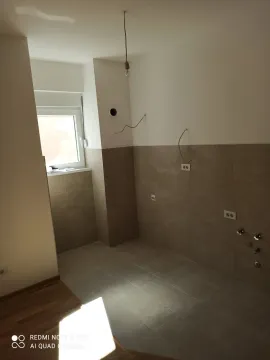 Prazan kuhinjski prostor sa pločicama. - image 2