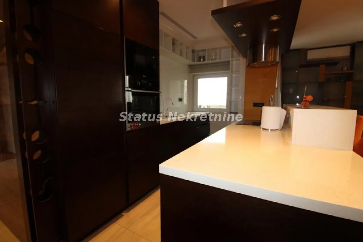 Prodaja, četvorosoban stan, 113m², Centar, Novi Sad