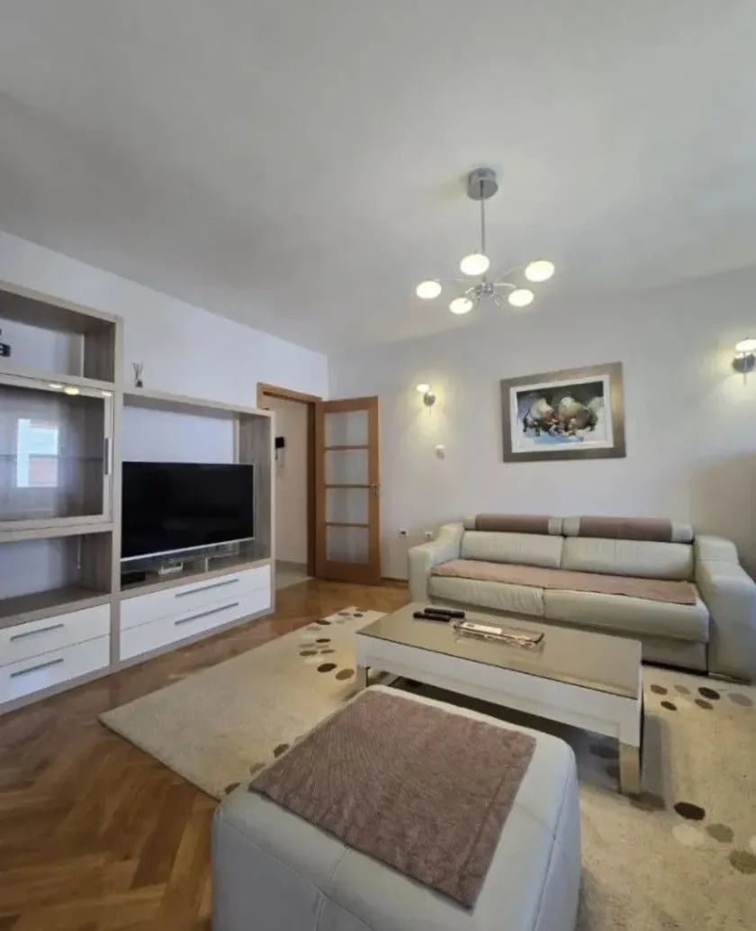 Izdavanje, trosoban stan, 82m², Blok 6, Podgorica