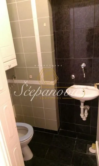 Izdavanje, četvorosoban stan, 104m², Centar, Novi Sad