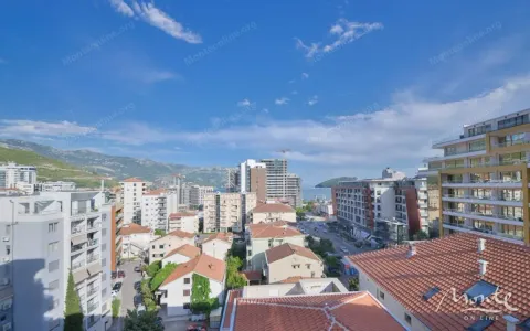 Pogled na grad sa terase. - image 37
