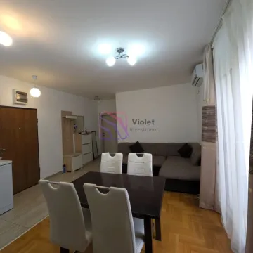 Dnevna soba sa garniturom, trpezarijskim stolom i ulaznim dijelom. - image 6