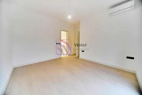 Prazna soba sa bijelim zidovima, drvenim podom i klima uređajem. - image 8