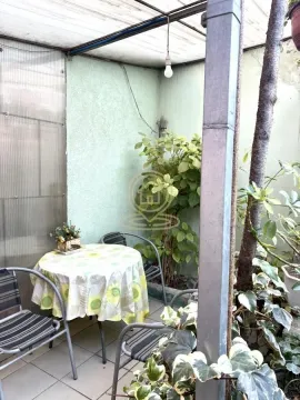 Natkrivena terasa sa stolom, stolicama i zelenilom. - image 10