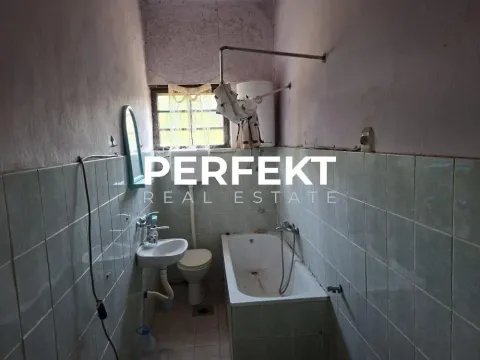 Starije opremljeno kupatilo sa kadom, lavaboom i prozorom. - image 6