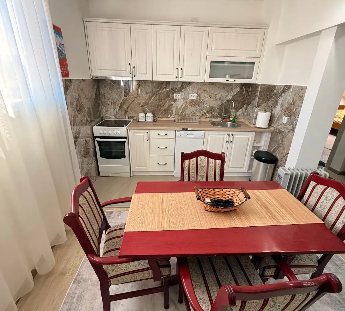 Izdavanje, jednosoban stan, 45m², Centar, Cetinje
