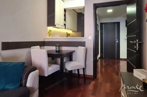 Small living room with a dining table and a passage to the kitchen. - image 11