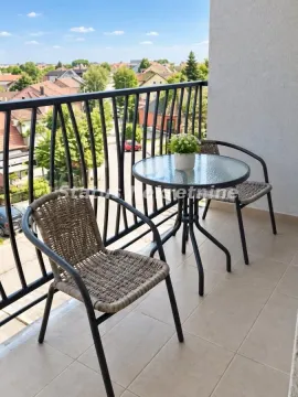 Natkriveni balkon sa stočićem, dve stolice i pogledom na naselje. - image 8