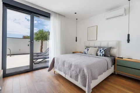 Bright and tidy bedroom with a double bed and access to the terrace. - image 11