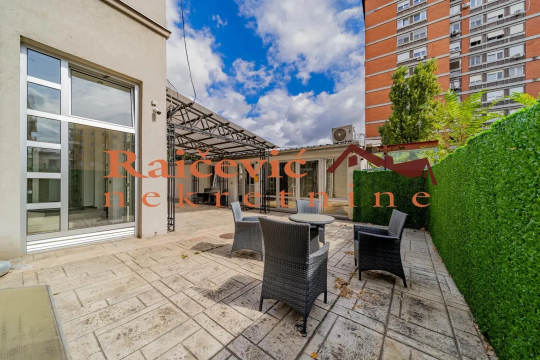 Rent, office space, 1040m², Palilula, Niš