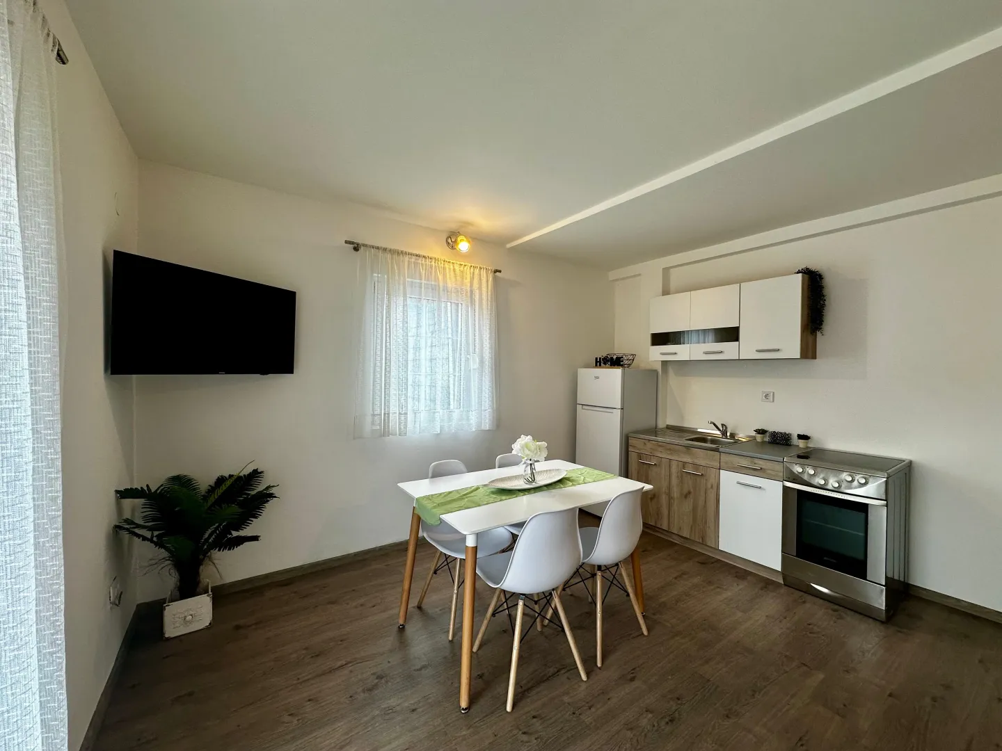 Izdavanje, dvosoban stan, 80m², Centar, Cetinje