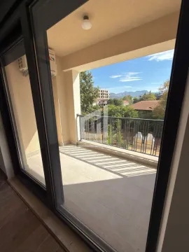 Natkriveni balkon sa pogledom na okolinu i zelene površine. - image 6
