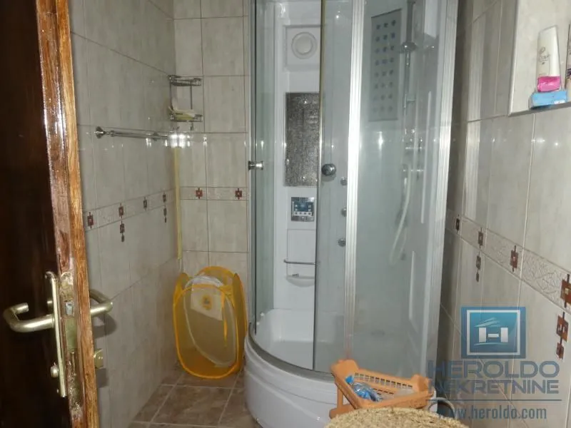 Prodaja, kuća, 380m², Pivara, Jagodina