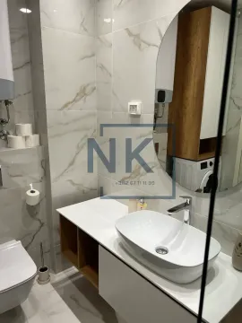 Moderno opremljeno kupatilo sa umivaonikom i mermernim pločicama. - image 14