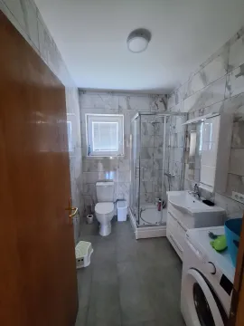 Renovirano kupatilo sa tuš kabinom, umivaonikom i veš mašinom. - image 11