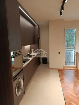 Moderna kuhinja sa ugradnim elementima i veš mašinom. - image 7