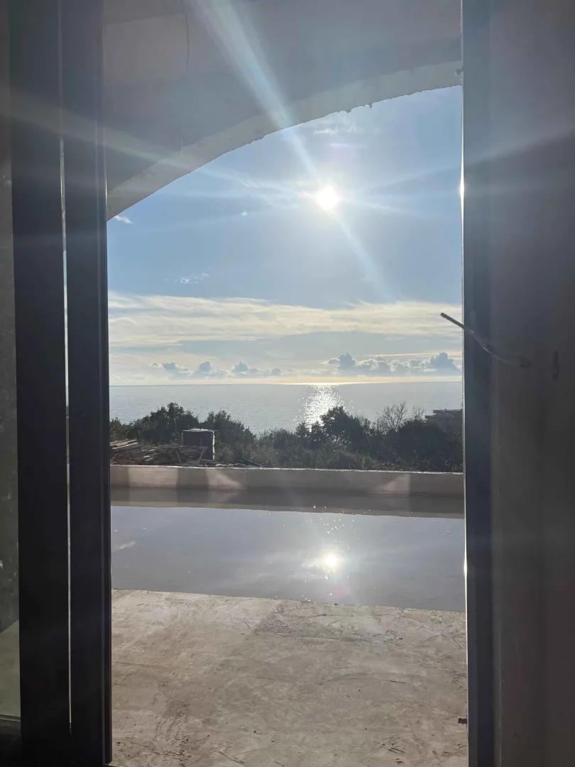 Pogled na more iz nekretnine u izgradnji sa terasom.