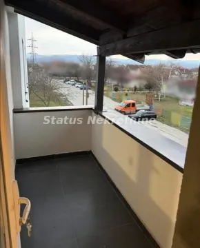 Natkriveni balkon sa pogledom na ulicu i okolinu. - image 9