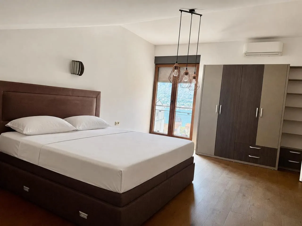 Rent, two bedroom apartment, 108m², Dobrota, Kotor