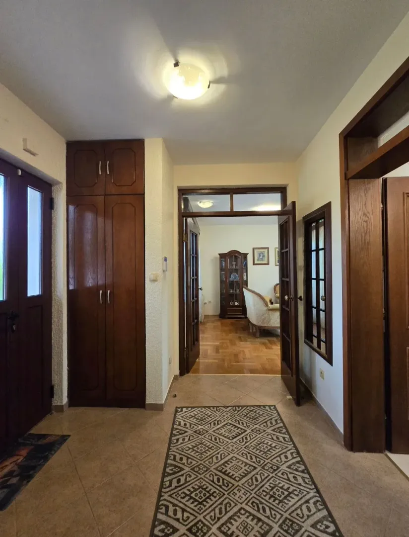 Izdavanje, jednosoban stan, 65m², Tološi, Podgorica