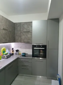 Moderna kuhinja sa sivim elementima i ugradnom rernom. - image 5