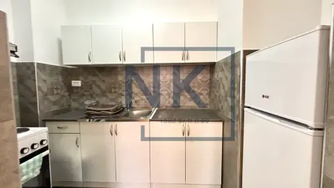 Manja kuhinja sa bijelim elementima, šporetom i frižiderom. - image 4