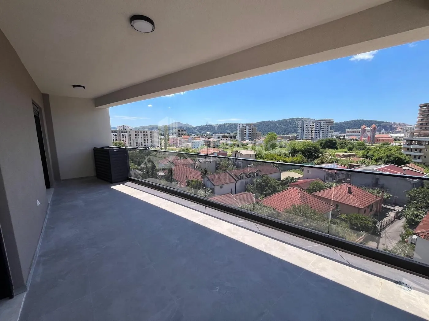 Izdavanje, dvosoban stan, 95m², Bar, Crna Gora