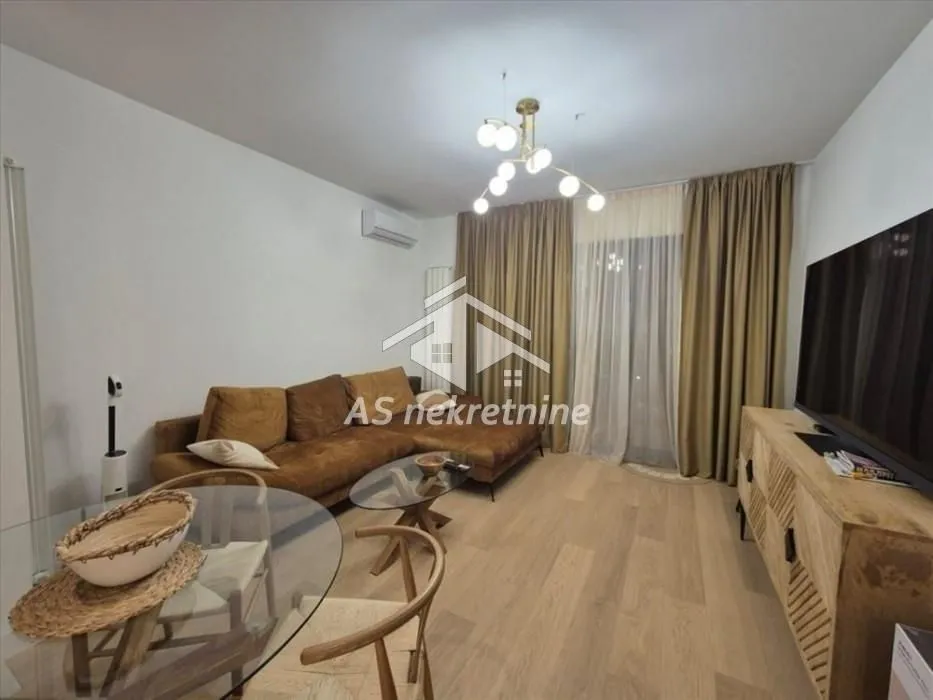 Izdavanje, trosoban stan, 74m², Savski Venac, Beograd