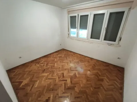 Empty room with parquet flooring and white walls. - image 10