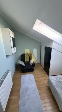 Potkrovna soba sa krevetom, foteljom i ugradnim ormanom. - image 13