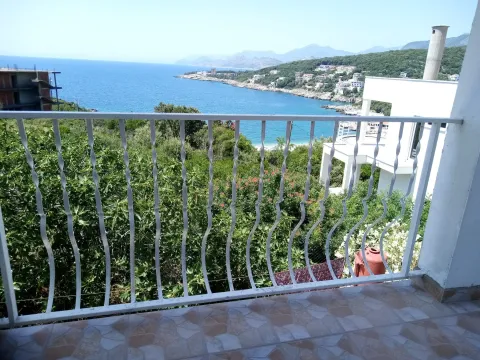 Pogled na more sa terase sa bijelom ogradom. - image 2