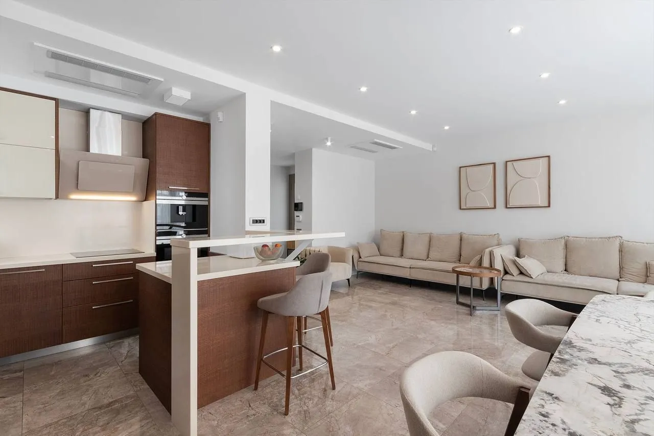 Sale, parking/garage, 400m², Bečići, Budva