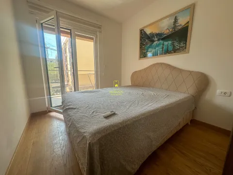 Svjetla spavaća soba sa bračnim krevetom i izlazom na terasu. - image 8