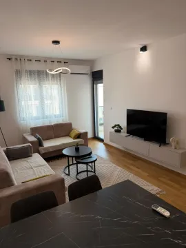 Namještena dnevna soba sa garniturom, televizorom i trpezarijskim stolom. - image 3