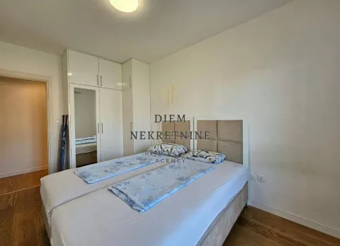 Namještena spavaća soba sa bračnim krevetom i ugradnim plakarom. - image 11