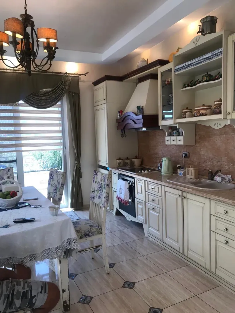 Izdavanje, kuća, 200m², Rafailovići, Budva