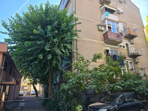 Spoljašnji izgled stambene zgrade sa zelenilom i parkingom. - image 14