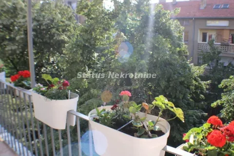 Balkon ukrašen cvećem u saksijama sa pogledom na zelenilo. - image 15