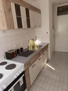 Manja kuhinja sa drvenim elementima i belom tehnikom. - image 3