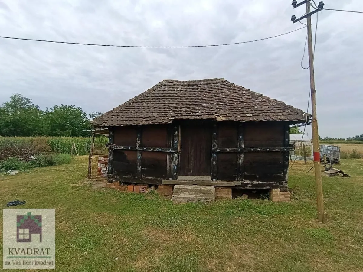 Pogled na staru drvenu kuću sa okućnicom.