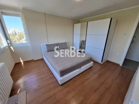 Nameštena spavaća soba sa bračnim krevetom i ormarom. - image 10