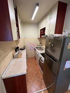 Manja opremljena kuhinja sa bijelim i drvenim elementima. - image 6