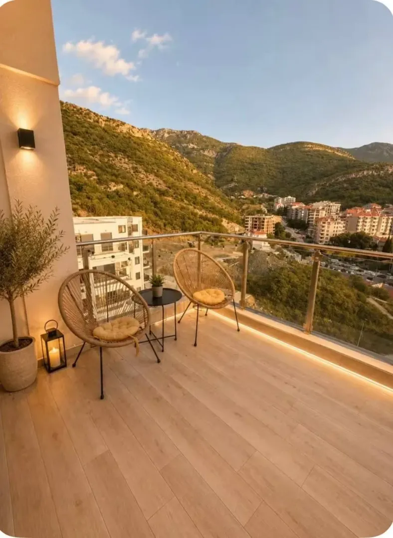 Moderna terasa sa garniturom za sjedenje i pogledom na planine i grad.