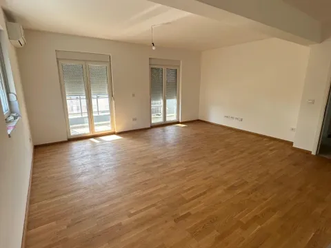 Prodaja, trosoban stan, 104m², Stari Aerodrom, Podgorica - image 1